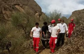 نجات جان گردشگر گرفتار شده در ارتفاعات مخملکوه