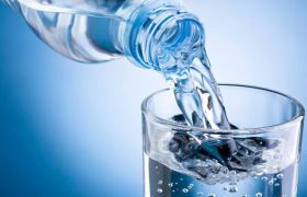 آیا نوشیدن آب قند خون را کنترل می‌کند؟