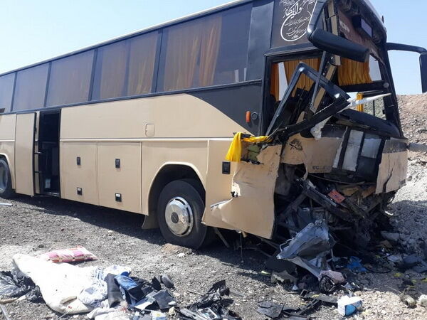 تصادف اتوبوس با تریلر ۱۳ مجروح به‌دنبال داشت