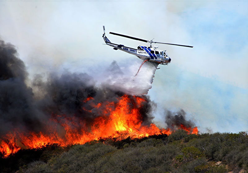 اعزام دو بالگرد برای خاموش کردن آتش‌سوزی‌های گسترده پل‌دختر